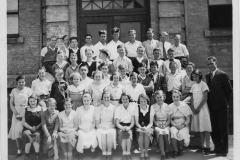 JF-22-5-bw-photo-Finlay-with-students-1935